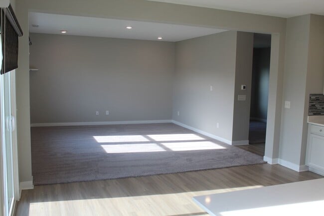 Building Photo - Spacious Move In Ready 5 BR in Avon!