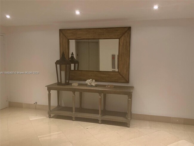 Foto del edificio - 575 Crandon Blvd