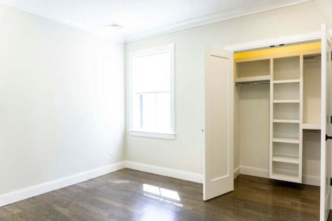 Building Photo - Sparkling, Renovated 3 bedroom/2 bath duplex with Laundry in Unit