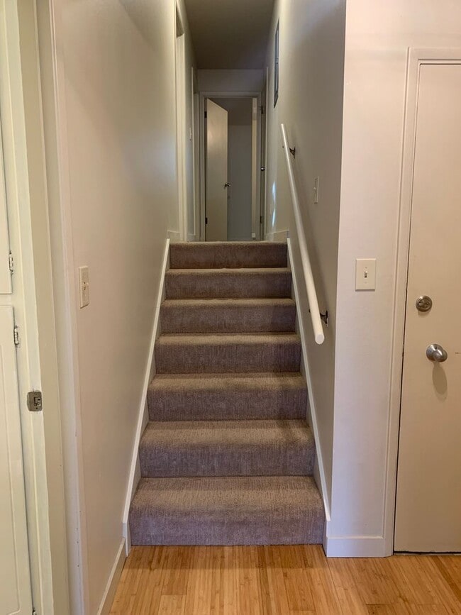 Foto del edificio - 2BR/1.5 Bath in a quiet Fremont neighborhood - Private balcony and shared backyard!