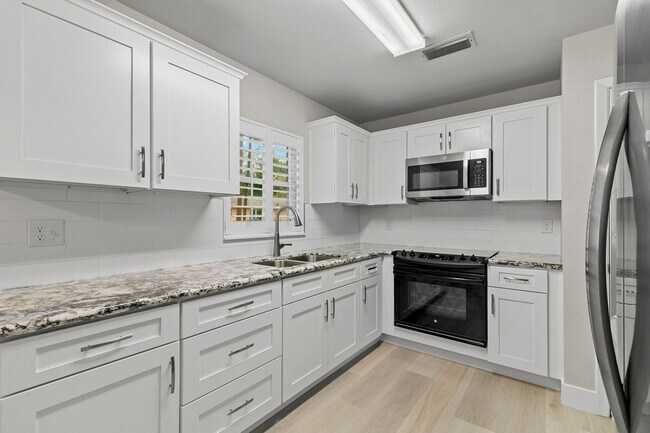 Foto del edificio - Beautifully Renovated 3 Bedroom 1 Bath Home on Large Corner Lot