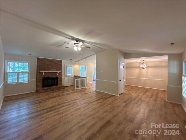 Foto del edificio - 4624 Hinson Dr