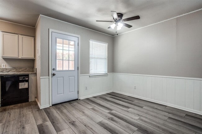 Building Photo - 2434-2434 Lakeview Cir