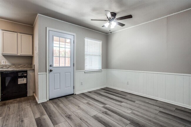 Foto del edificio - 2434-2434 Lakeview Cir