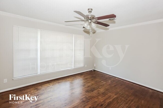 Foto del edificio - 2516 Tall Pines Ln