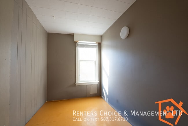 Building Photo - 2 Bedroom Pet Friendly Main Floor, BONUS INCENTIVE