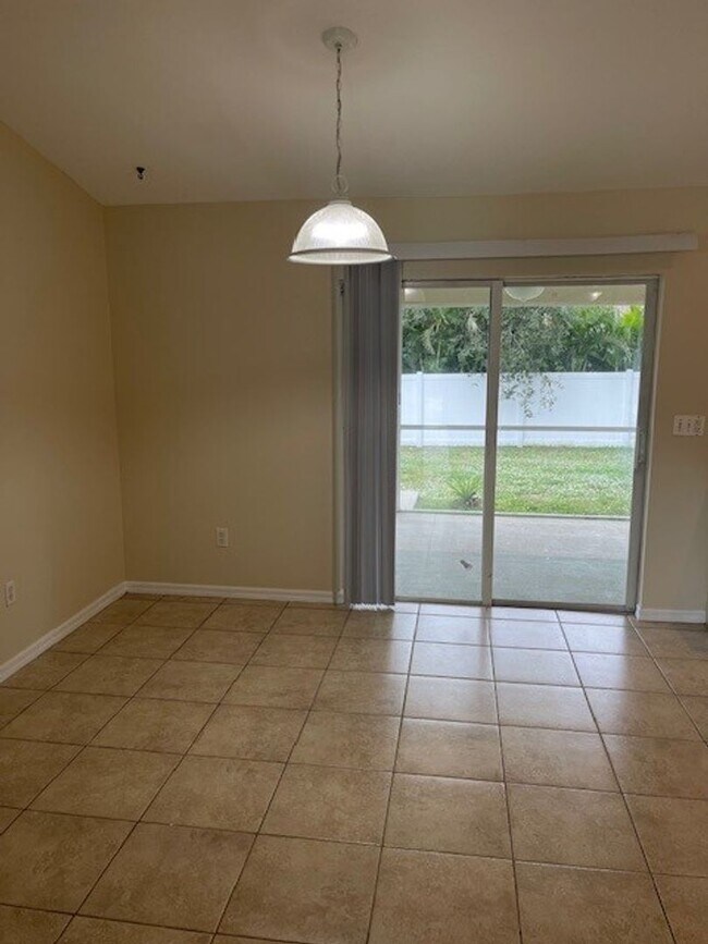 Building Photo - 910 SW 34th Terrace