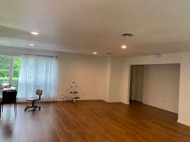 Foto del edificio - 1015 W Pioneer Dr