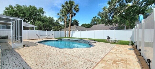 Building Photo - 310 Woodleaf Dr