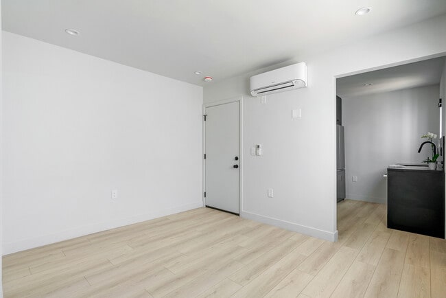 Foto del edificio - 215-225 Lucas Ave