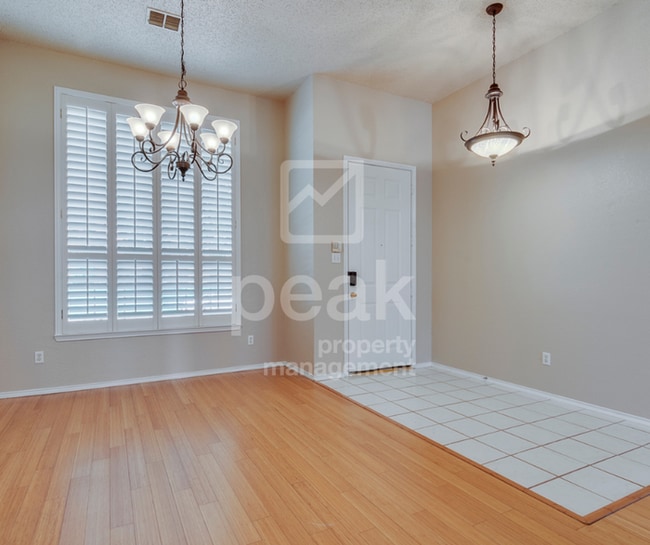 Building Photo - $2600! Beautiful 3 Bed, 2 Bath home in desirable PLANO!