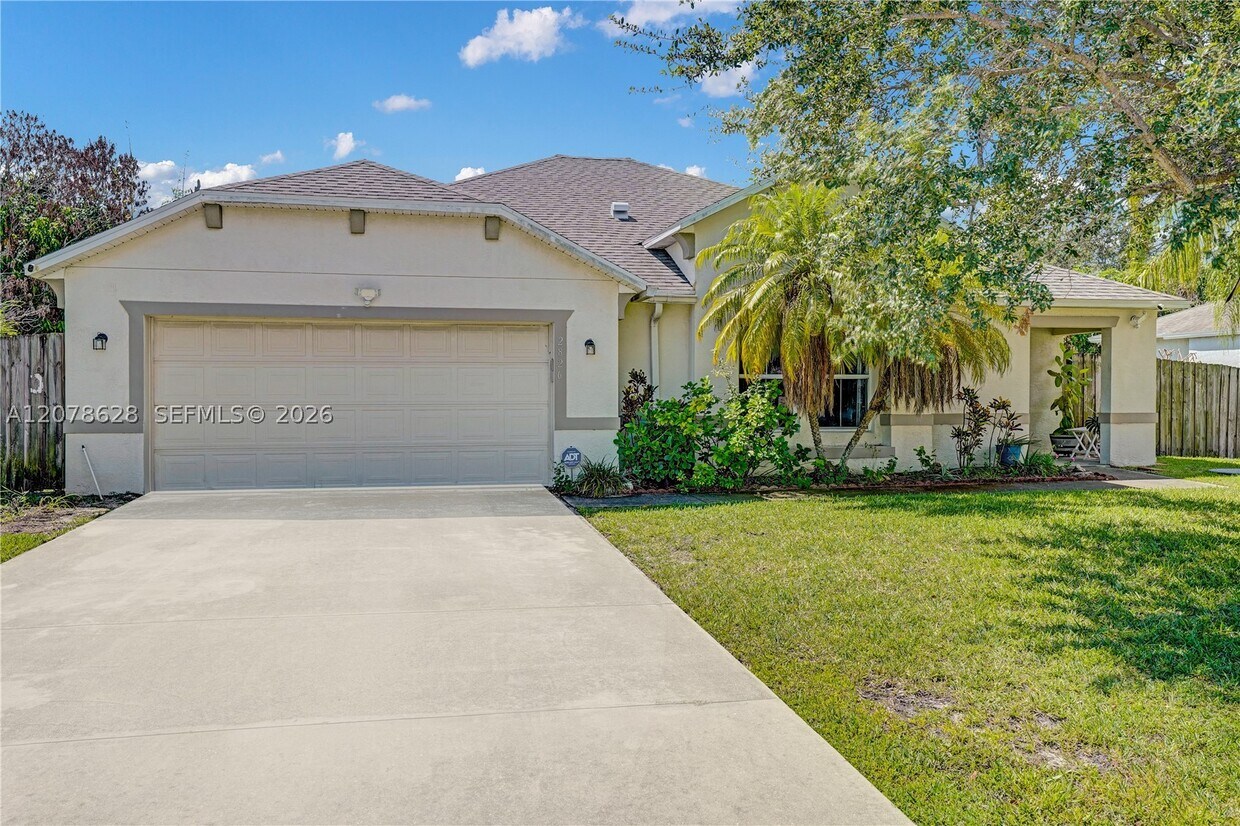Building Photo - 2826 SE Melaleuca Blvd