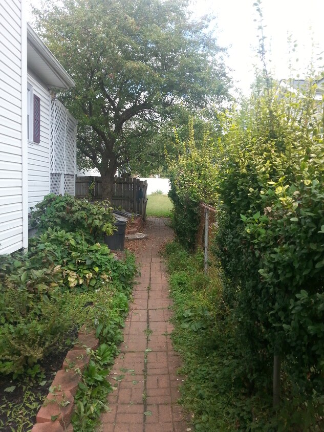 WALKWAY TO DUPLEX - 617 1/2 Maryland Ave