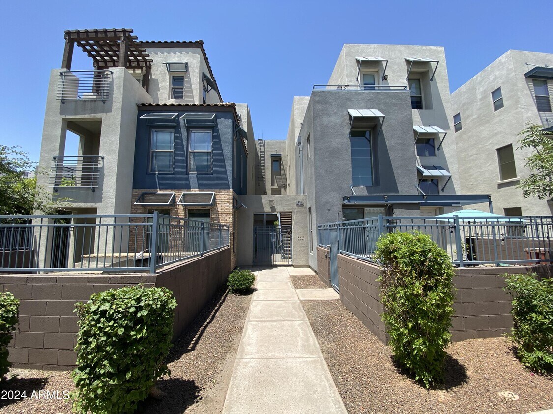 Foto principal - 615 E Portland St