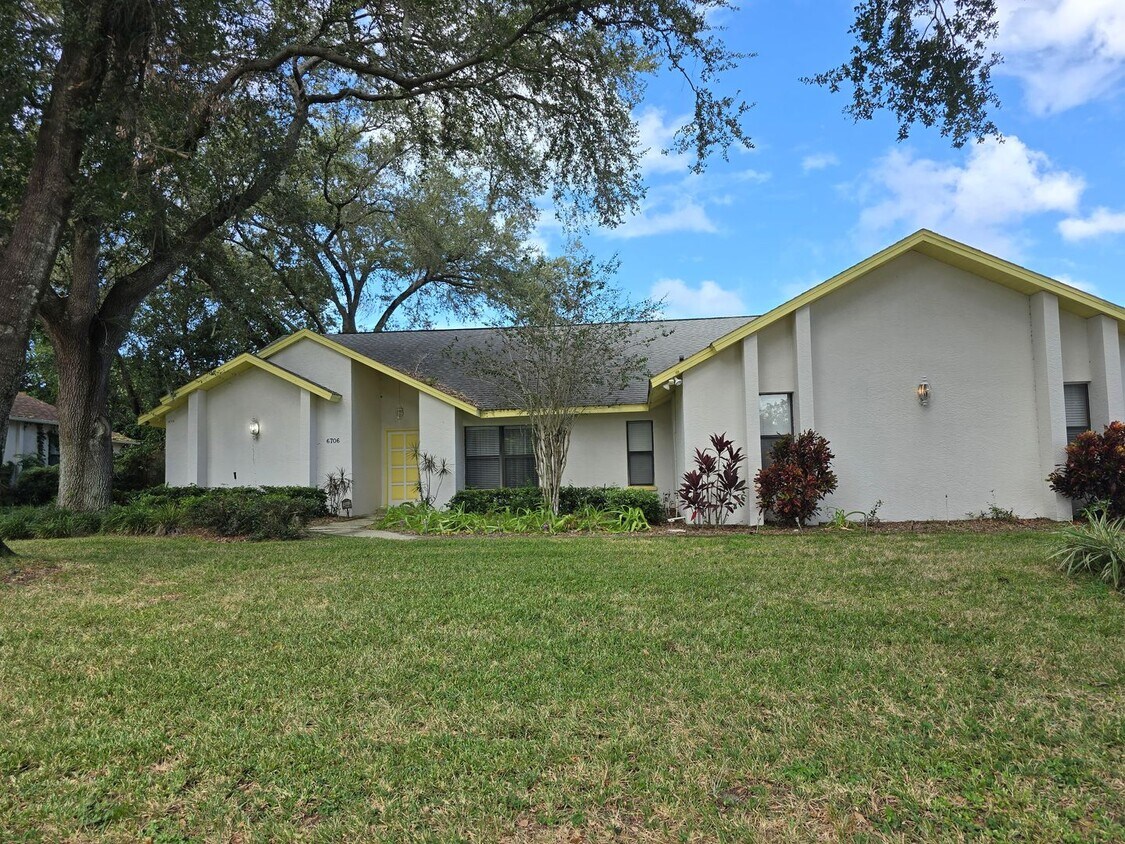 Foto principal - Single Family Home in Suburban Temple Terrace