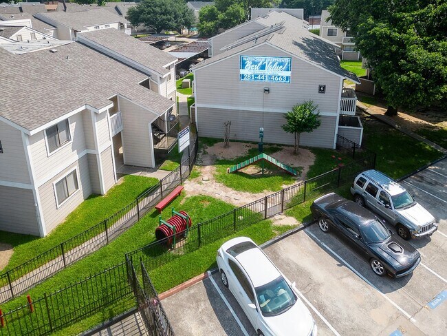 Foto del edificio - 15100 Golden Eagle Dr