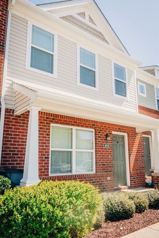 Building Photo - 3 BR/ 2.5 BA Townhome in Somerset Springs in Spring Hill! Club House pool, workout area, etc..