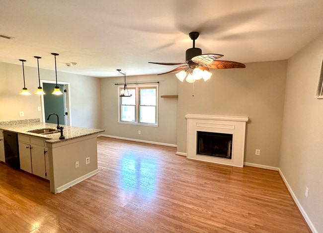 Building Photo - Open and Updated 2-Bedroom Condo in Desira...