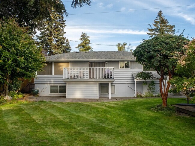 Building Photo - 1916 Bridgeport Way W