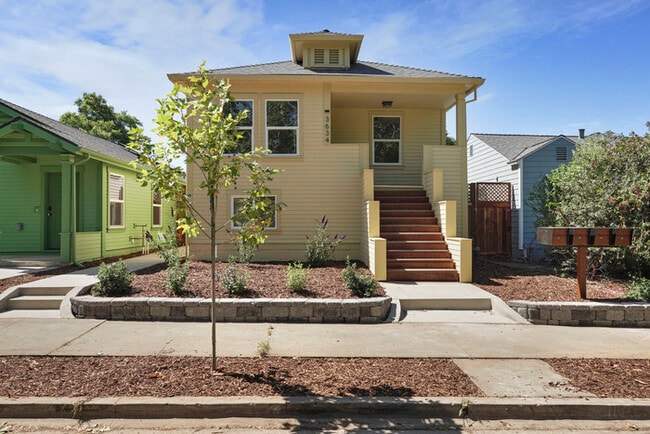 Photo - Beautifully updated 2/1 in North Oak Park! Located Close to UC Davis Med Center + MgGeorge Law Sc... House