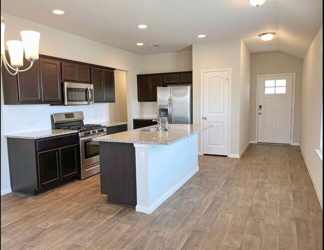 Foto del edificio - 13900 Heywood Dr