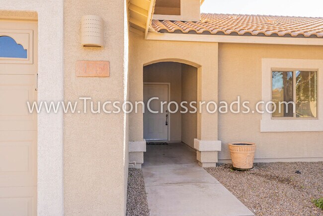 Building Photo - 4 Bedroom / 2 Bathroom Home