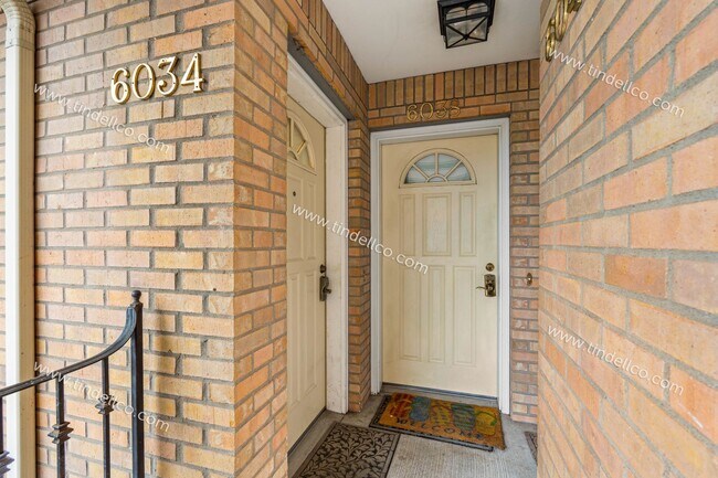 Building Photo - Queen Jeanette Apartments — Beautiful & Spacious Upstairs 2BR/1BA with Vaulted Ceilings, Gas Fire...