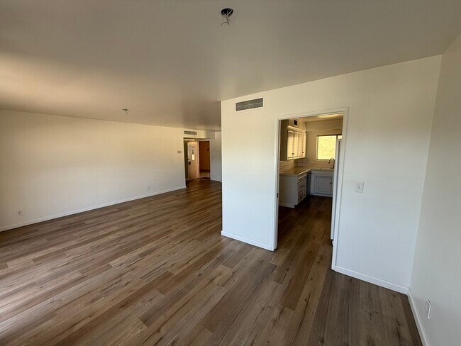 Foto del edificio - 600 W Stocker St