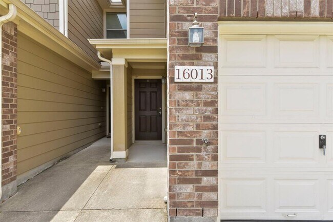 Foto del edificio - 16013 Sweetwater Fields Ln