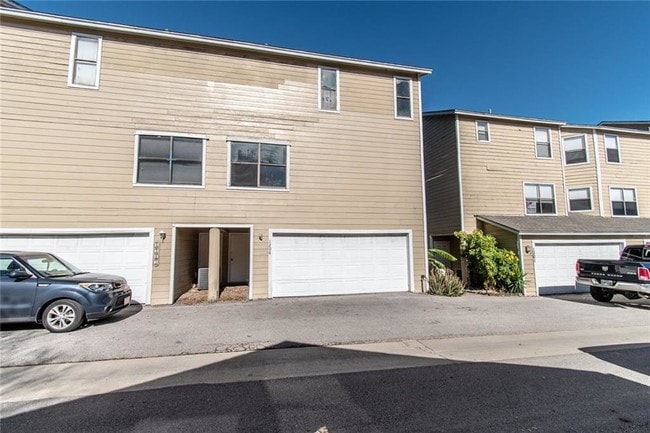 Building Photo - 4401 River Valley Dr