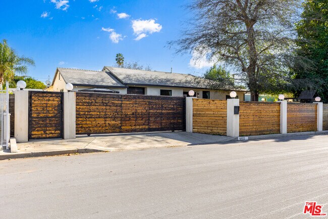 Building Photo - 6922 Whitaker Ave