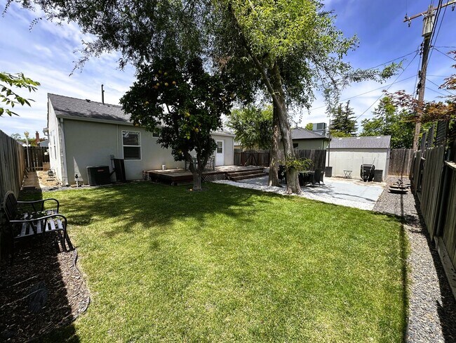 Foto del edificio - Beautiful 2-Bedroom Home with Large Backyard