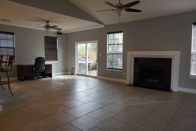 Foto del edificio - Beautifully Upgraded 3B/2B Unfurnished hom...