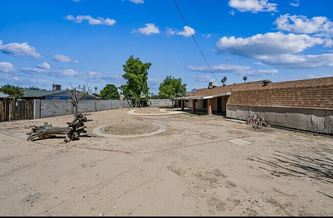 Foto del edificio - 35TH AVE & BUTLER, LARGE LOT 3 BED 2 BATH