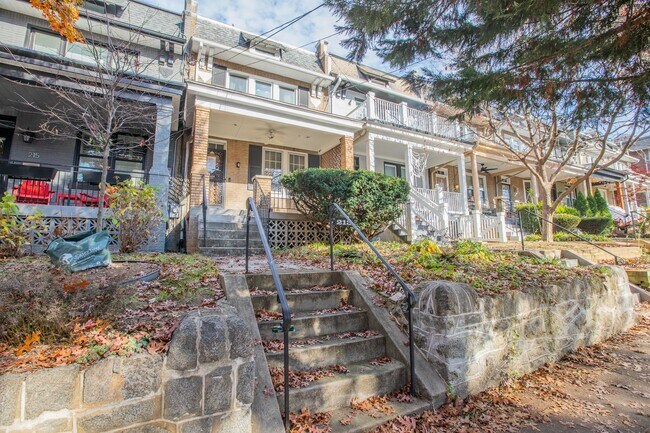 Building Photo - Beautiful 3 BR/2 BA Townhome in Petworth!