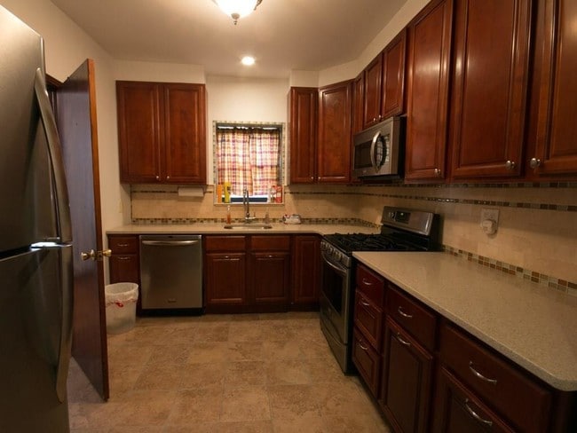 Building Photo - 3 bedroom in Brooklyn NY 11219