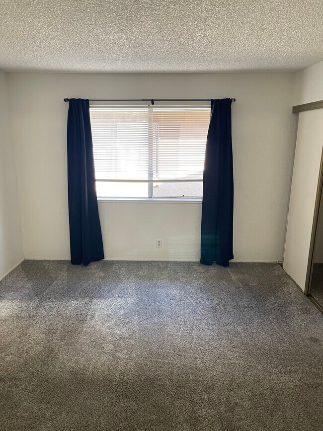 Dormitorio principal grande - 2595 El Portal Dr
