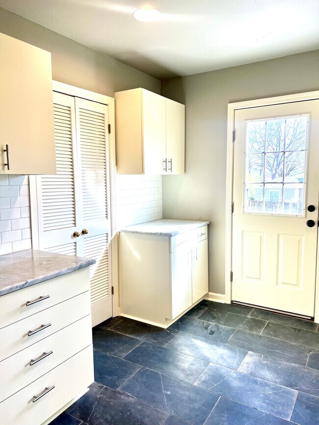 Foto del edificio - 6709 Greenwood Rd