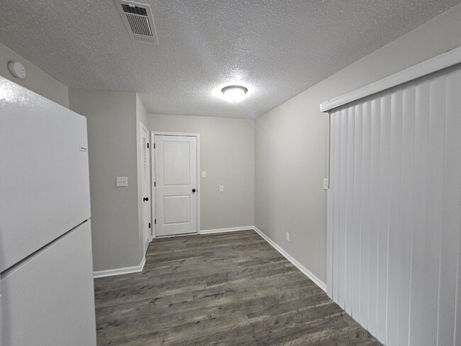 Building Photo - "Charming 3-Bed Oasis with Granite Touches & Luxury Vinyl Plank at 2958 Skycrest, Pensacola"