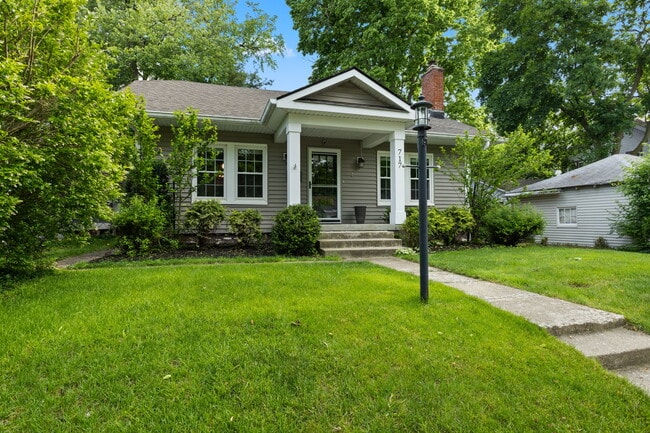 Building Photo - 717 E 55th St