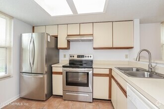Building Photo - 844 7th Ave S
