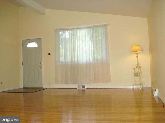 Foto del edificio - 121 Yellowstone Rd