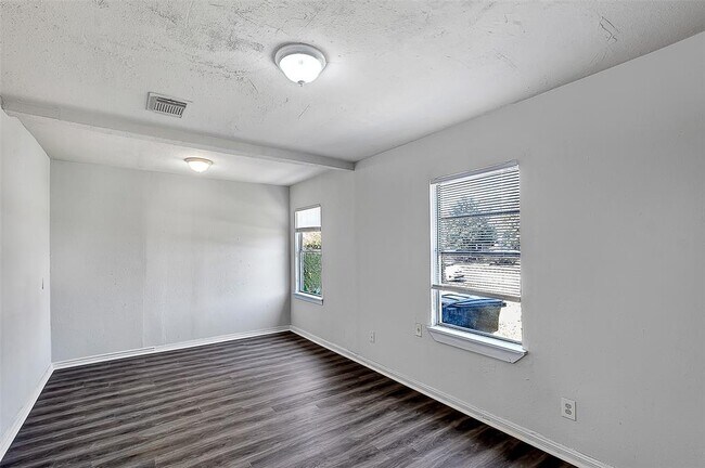 Building Photo - 5654 Belcrest St
