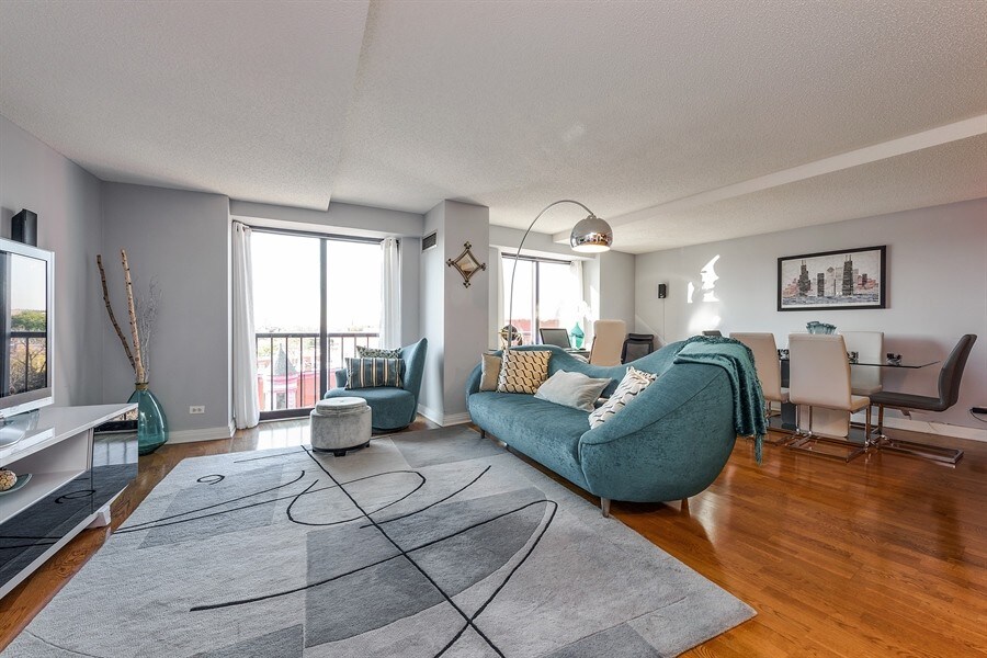 Primary Photo - 350 W Belden Ave