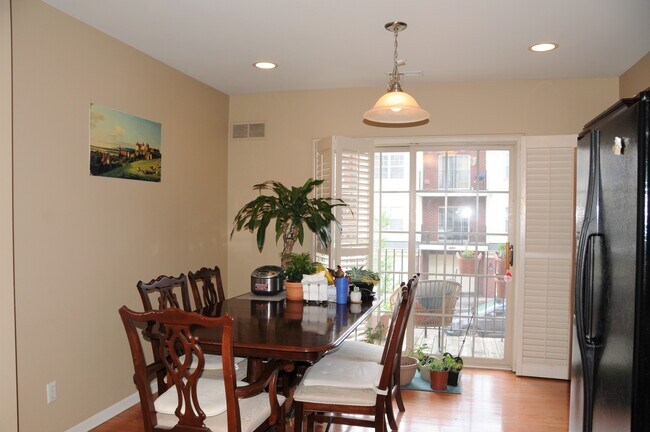 Kitchen-dining room - 1400 Ashford Ct