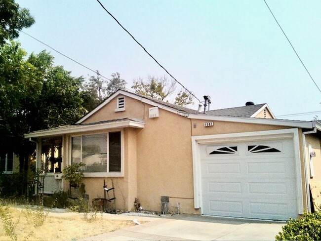 Building Photo - Nice 3 bed, 1 bath House with Garage in An...