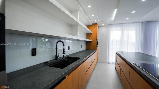 Building Photo - 3 br, 3 bath Townhome - 20191 E Country Cl...