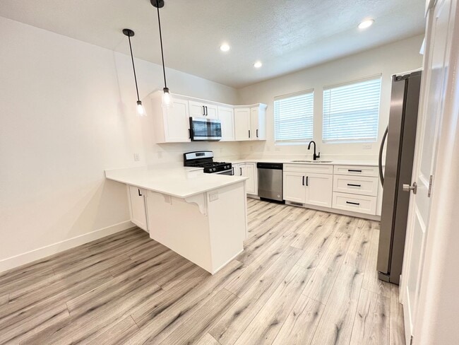 Building Photo - 3 Bedroom/2.5 Bathroom Townhouse in Herriman