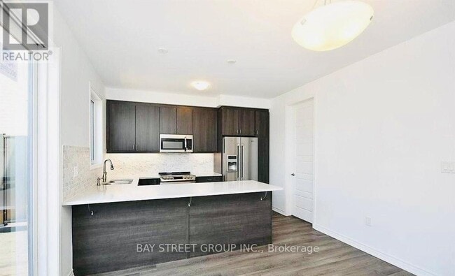 Photo du bâtiment - 980 Logan Dr