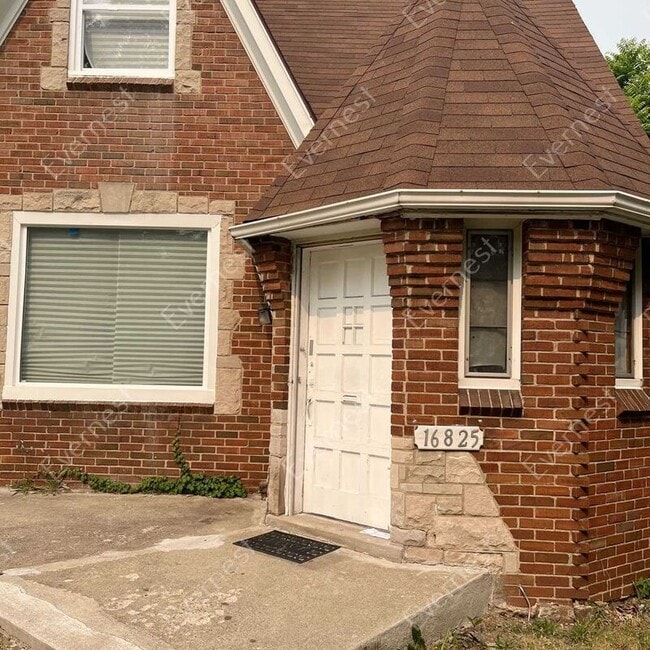 Building Photo - 16825 Manor St
